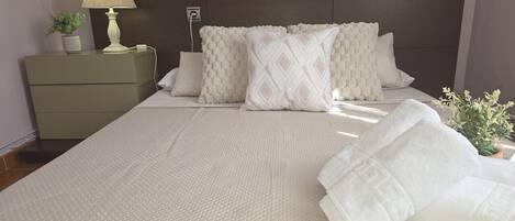 3 habitaciones, tabla de planchar con plancha, wifi y ropa de cama