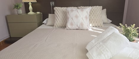 3 chambres, fer et planche Ă repasser, Wi-Fi, draps fournis