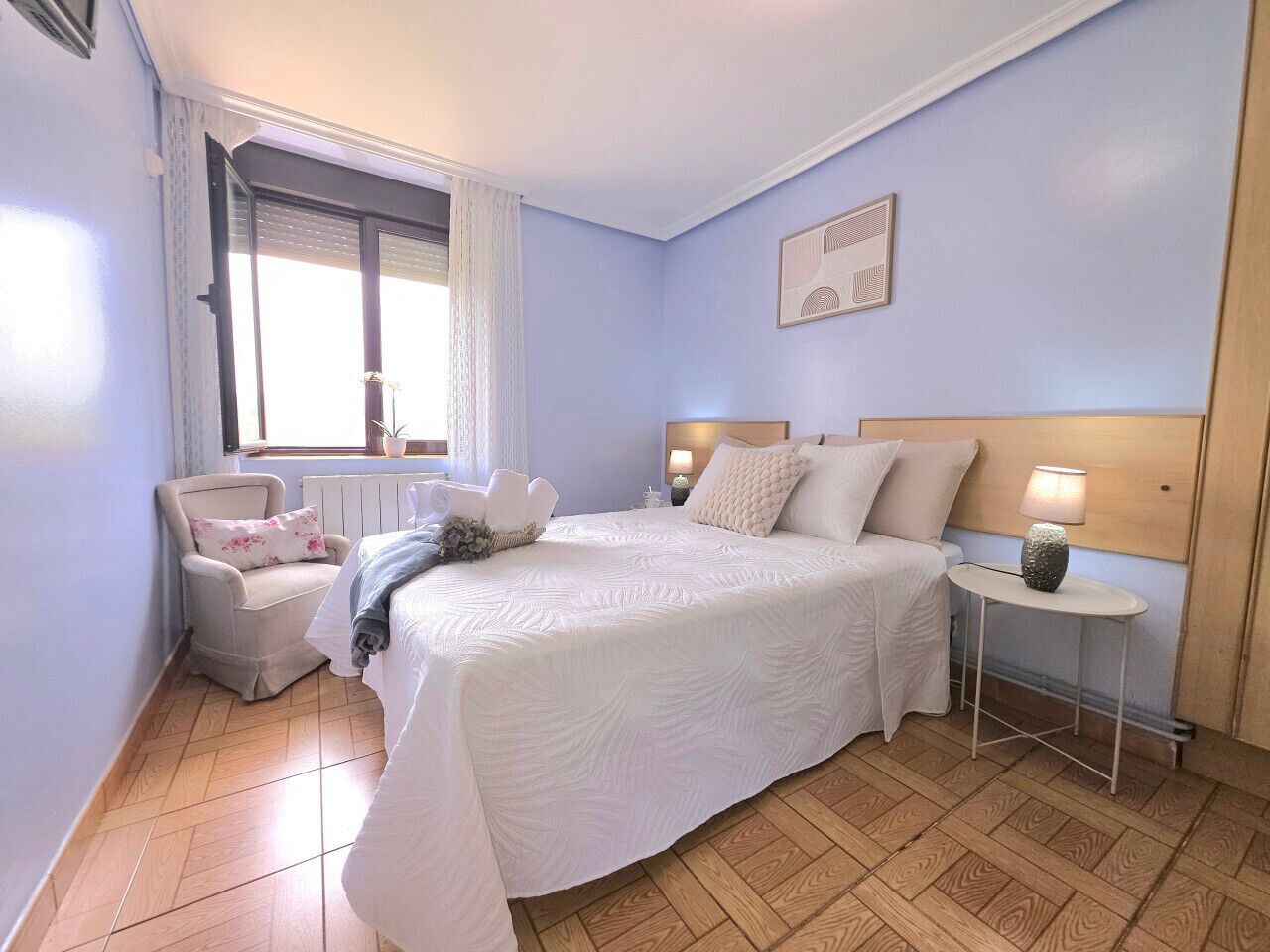 3 slaapkamers, een strijkplank/strijkijzer, gratis wifi, beddengoed