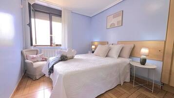 3 slaapkamers, een strijkplank/strijkijzer, gratis wifi, beddengoed