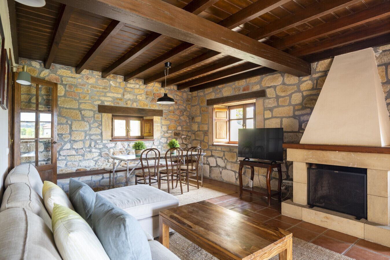 Televisión y chimenea 