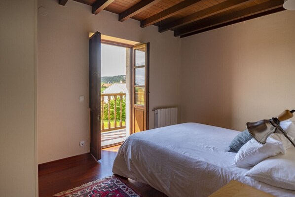 4 bedrooms, iron/ironing board, free WiFi, bed sheets