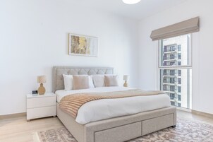 Apartamento, 2 quartos, sacada, vista para a cidade | Cofres nos quartos, ferros/tábuas de passar roupa, Wi-Fi de cortesia