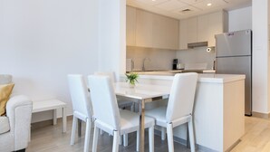 Apartemen, 2 kamar tidur, balkon, pemandangan kota | Makan di kamar