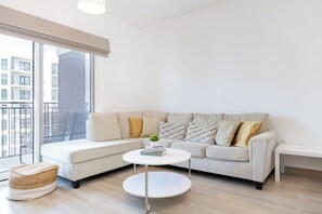 Leilighet, 2 soverom, balkong, byutsikt | Oppholdsområde