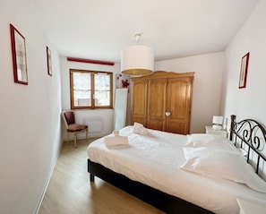 2 chambres, lit parapluie, accès Internet, draps fournis