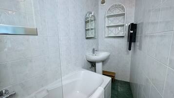 Sèche-cheveux, serviettes fournies