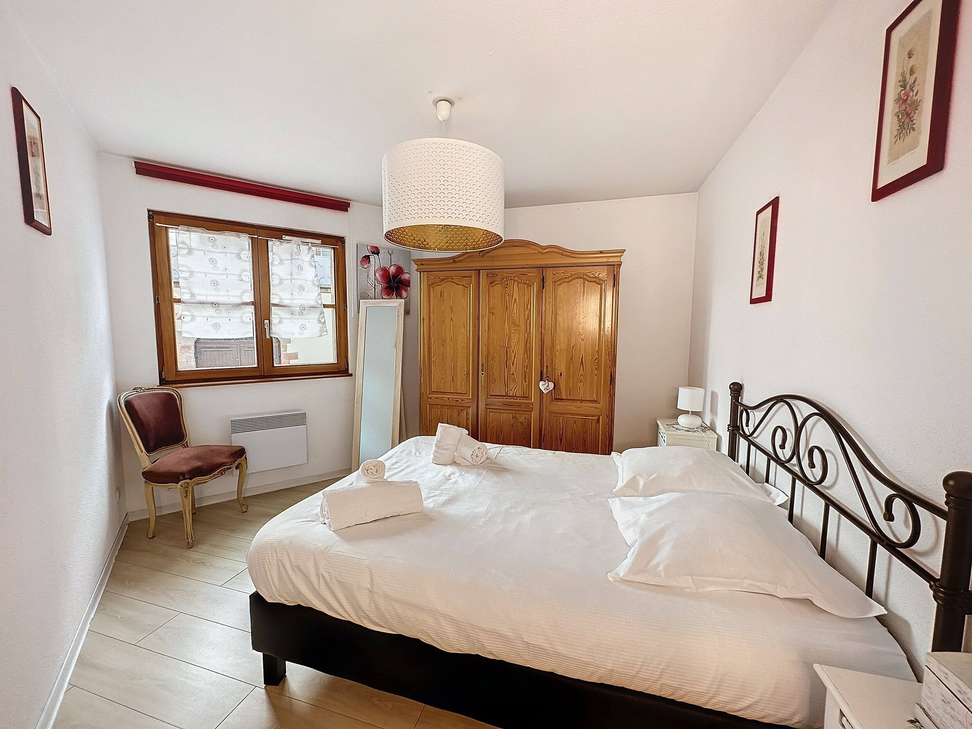 2 dormitorios, cuna de viaje, Internet y ropa de cama