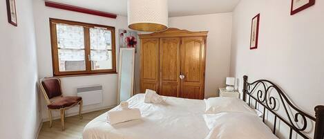 2 bedrooms, travel crib, internet, bed sheets