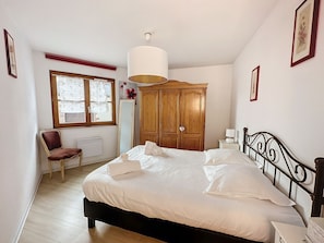 2 bedrooms, travel crib, internet, bed sheets