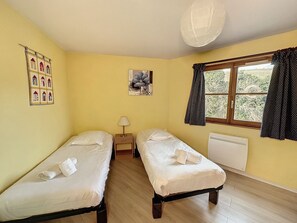 2 slaapkamers, reisbedje, internet, beddengoed