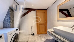 Sèche-cheveux, serviettes fournies