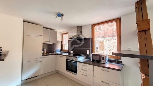 Refrigerador, microondas, horno, placa de cocina