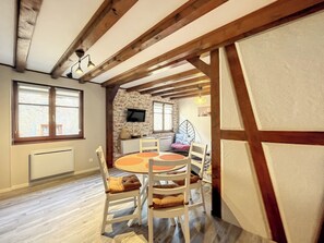 Dining - Aux Deux Tours, Appartement Aux-Deux-Tours, quartier pittoresque de Riquewihr (Riquewihr)