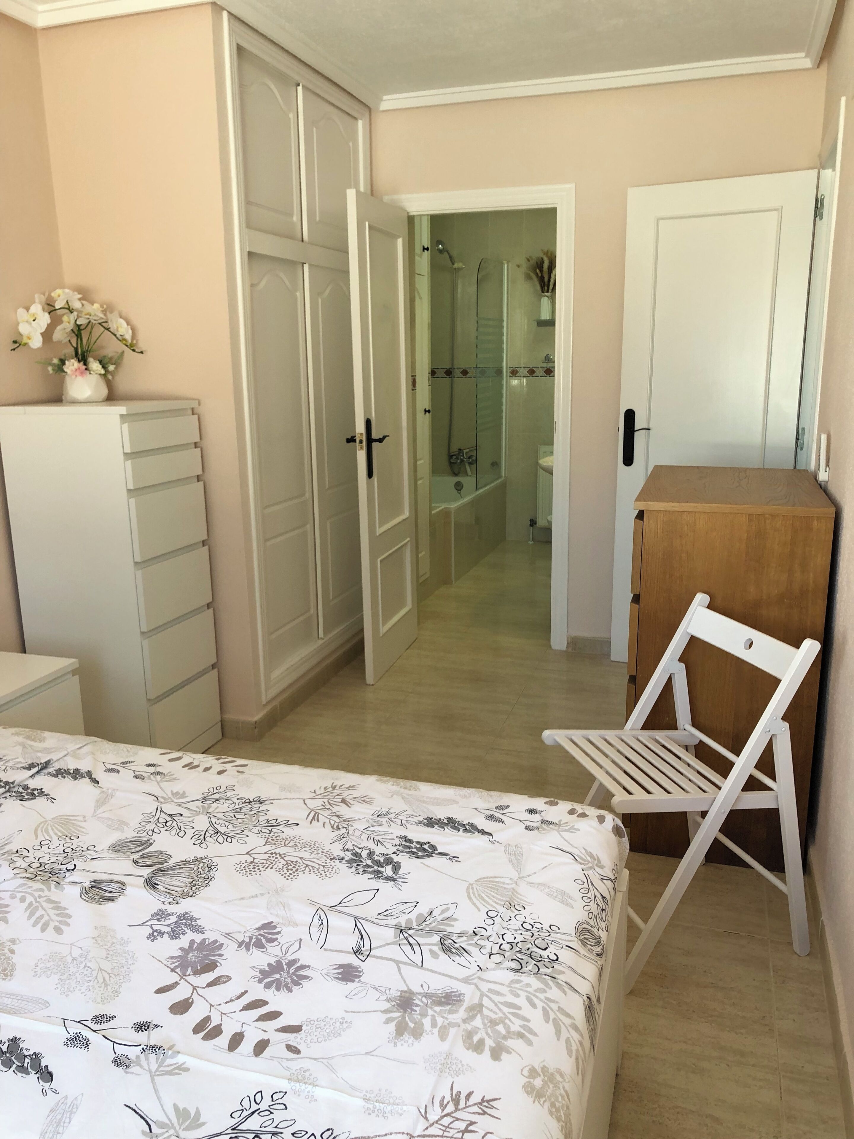 2 dormitorios, caja fuerte, escritorio y tabla de planchar con plancha