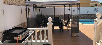 Villa avec piscine privée, jardin clos, BBQ(plancha), solarium avec vue montagne