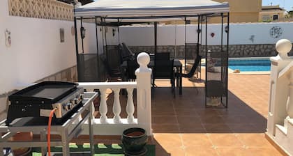 Villa avec piscine privée, jardin clos, BBQ(plancha), solarium avec vue montagne