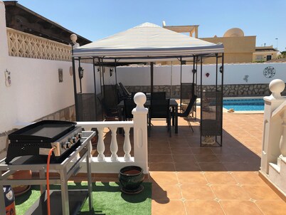 Villa with private pool, enclosed garden, BBQ(plancha), solarium with mountain view