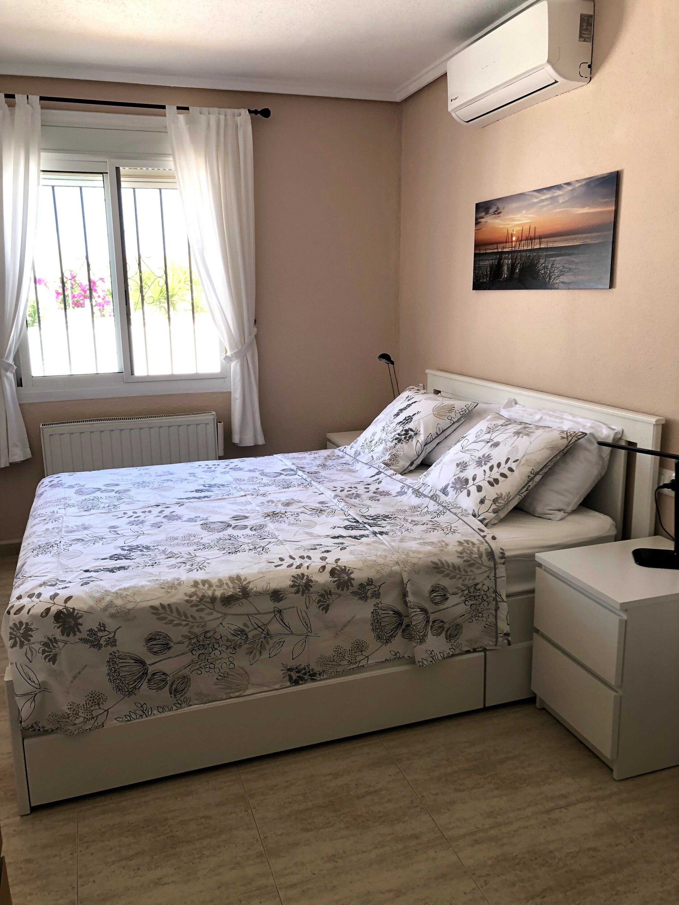 2 slaapkamers, een kluis op de kamer, een bureau