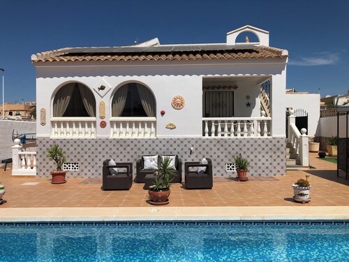 Villa with private pool, enclosed garden, BBQ(plancha), solarium with mountain view