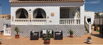 Villa avec piscine privée, jardin clos, BBQ(plancha), solarium avec vue montagne