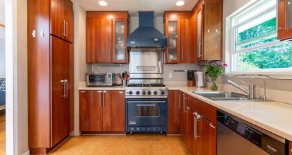 Serene Pet-friendly Home 1 Mile from Bellevue DT