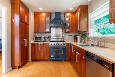 Serene Pet-friendly Home 1 Mile from Bellevue DT