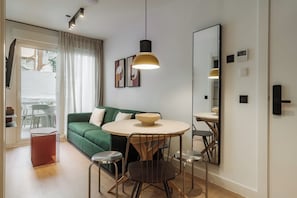 Departamento, 2 habitaciones | Área de sala de estar | Televisión de 50 cm con canales por cable