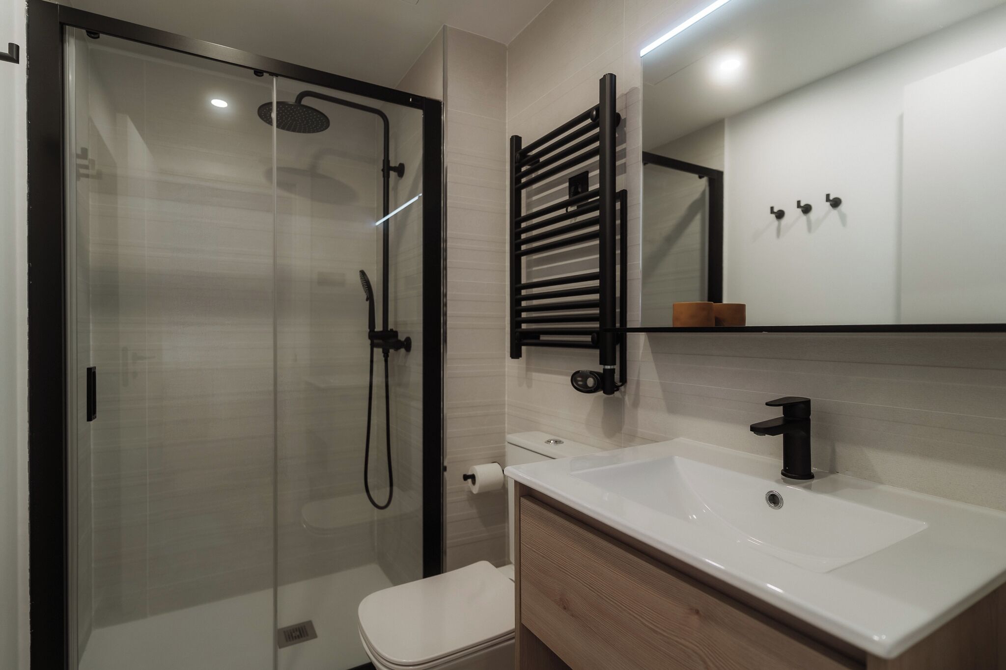 Appartement, 3 slaapkamers | Badkamer | Een douche, een haardroger, handdoeken, zeep