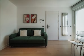 Departamento, 1 habitación | Área de sala de estar | Televisión de 50 cm con canales por cable