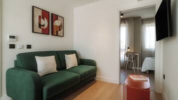 Apartemen, 1 kamar tidur, difabel mobilitas, balkon | Area keluarga | Televisi 50-cm dengan saluran TV kabel