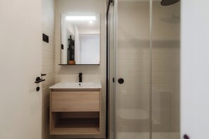 Apartment, 2 Bedrooms | Bathroom | Shower, hair dryer, towels, soap - Via Monte Apartments by Olala Homes (Madrid)