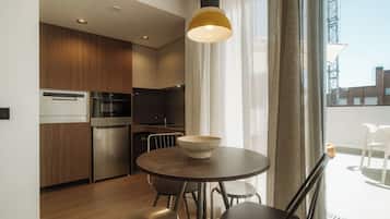 Departamento, 1 habitación, acceso para personas con movilidad reducida, balcón | Cocina privada | Refrigerador, microondas, horno y lavavajillas