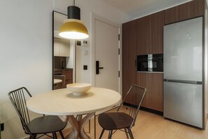 Fridge, microwave, oven, dishwasher - Via Monte Apartments by Olala Homes (Madrid)