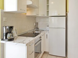 Fridge, oven, stovetop, coffee/tea maker