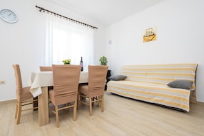 Dining - Apartment Andjelko - sea view, 60 meters from the sea, pet-friendly, with balcony and terrace, free parking (Šilo)
