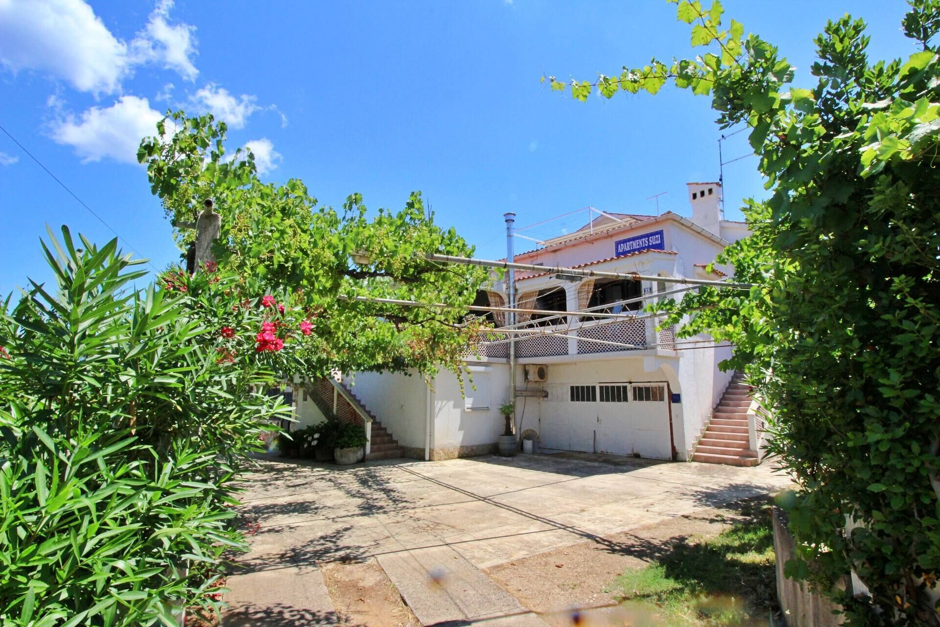 Un immeuble de deux étages sur lequel on peut lire l’inscription « Appartements 52/2 ».