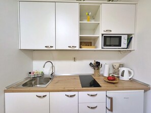Micro-ondes, plaque de cuisson, cafetière/bouilloire, grille-pain