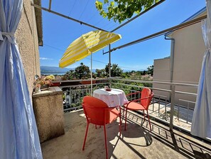 Outdoor dining - Studio Apartment Andjelka - with sea view, quiet area, kitchenette, air conditioning, BBQ (Šilo)