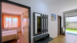 A hotel room with a bed, a large mirror, and a view of the outside. - Apartment Andjelka - with sea view, spacious terrace, two bedrooms, washing machine, pet-friendly, private parking (Šilo)