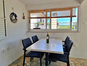 Dining - Apartment Beakovic - 40 m from the sea and beach, roofed terrace, outdoor shower, BBQ, sun loungers, washing machine (Šilo)