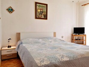 1 bedroom, WiFi, bed sheets - Apartment Bijelic - with balcony, 480 m from the Sea, BBQ grill, private parking, no AC (Šilo)
