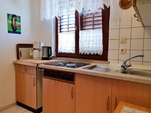 Refrigerador, microondas, parrilla de estufa y cafetera y tetera 