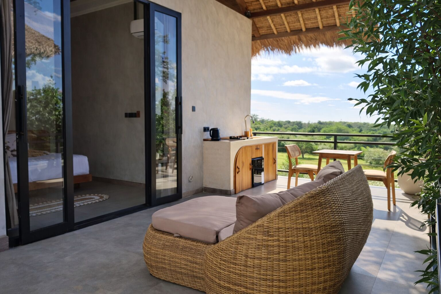 Quarto casal superior, 1 cama King, vista para o campo de golfe | Roupas de cama premium, frigobar, cofres nos quartos, Wi-Fi de cortesia