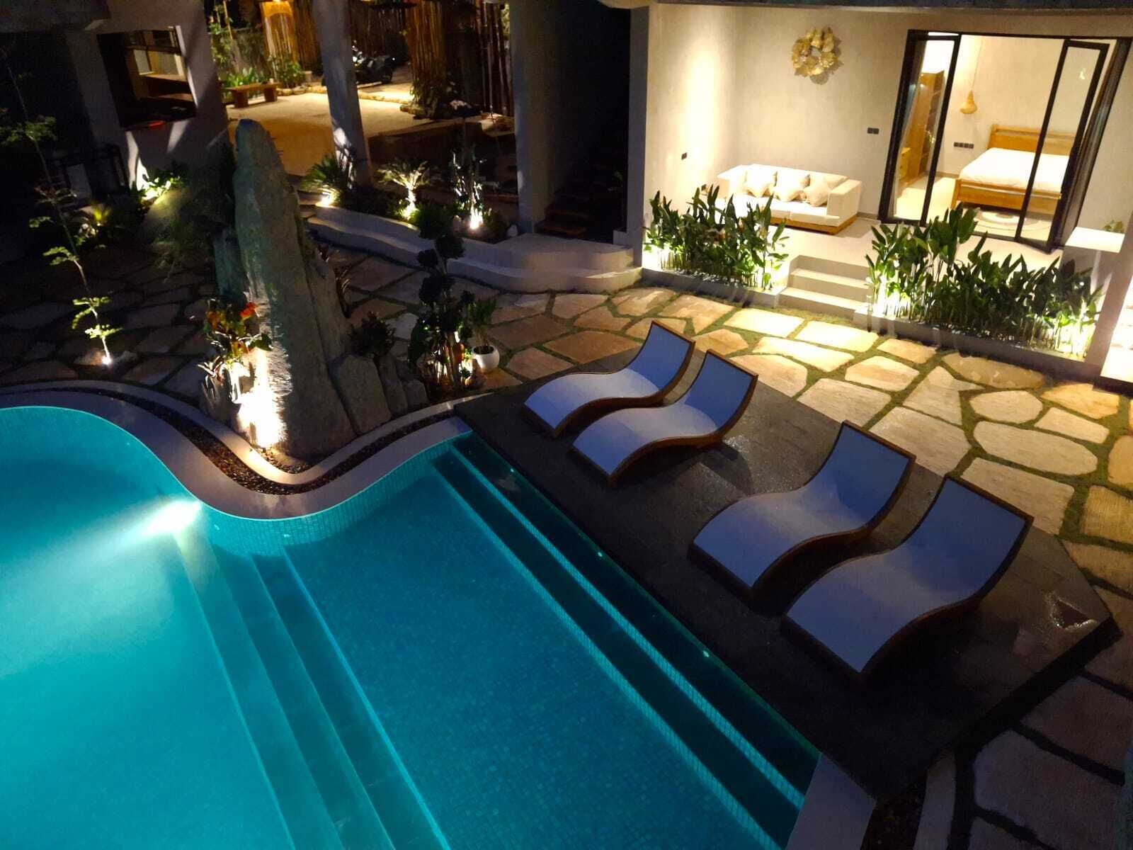 Una piscina al aire libre