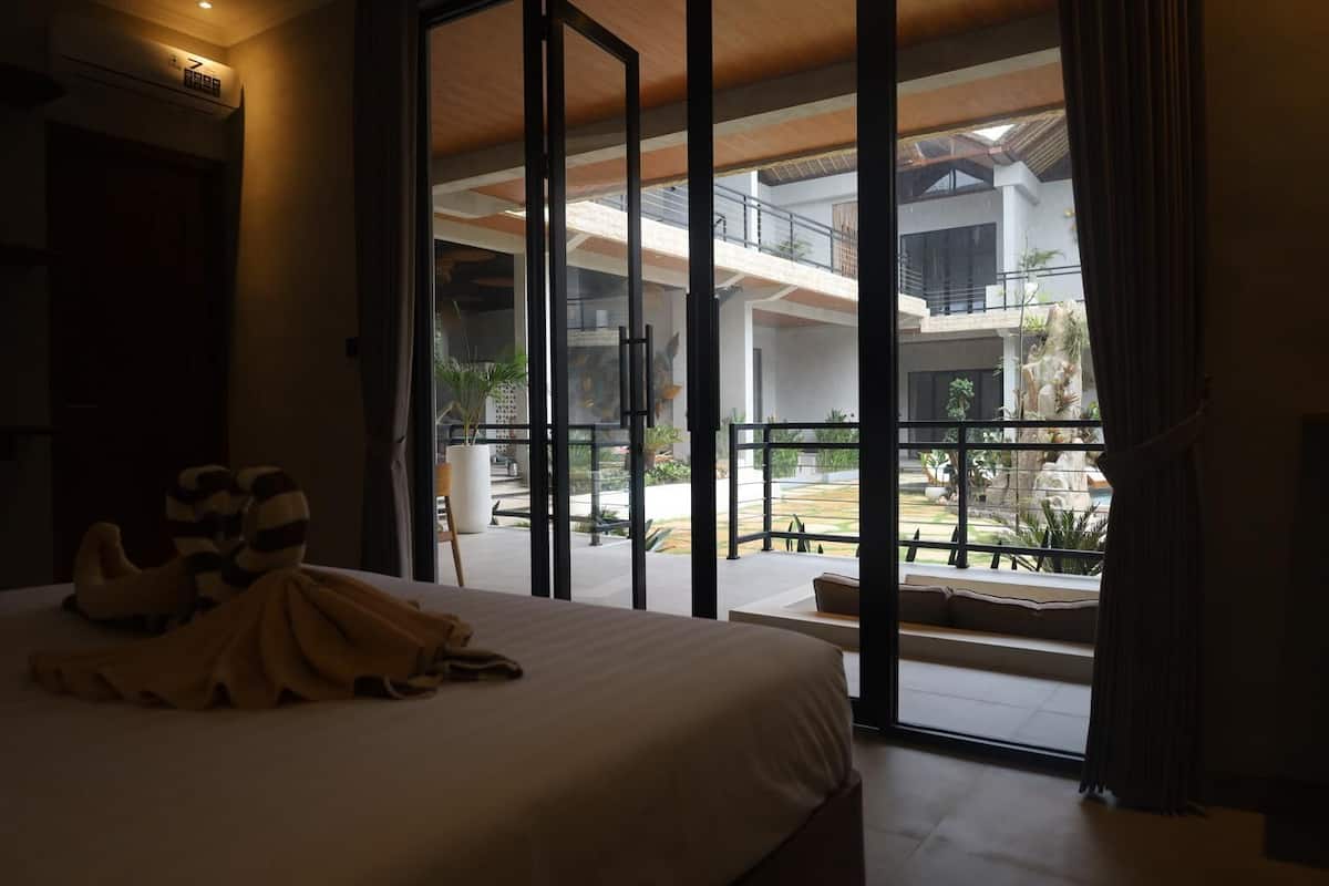 Doppia Deluxe, vista piscina | Una cassaforte in camera, Wi-Fi gratuito