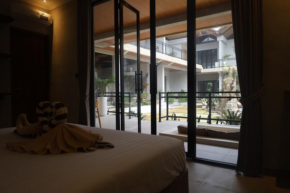 Dobbeltrom – deluxe, bassengutsikt | Safe på rommet og wi-fi (inkludert)