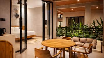 Minibar, in-room safe, free WiFi