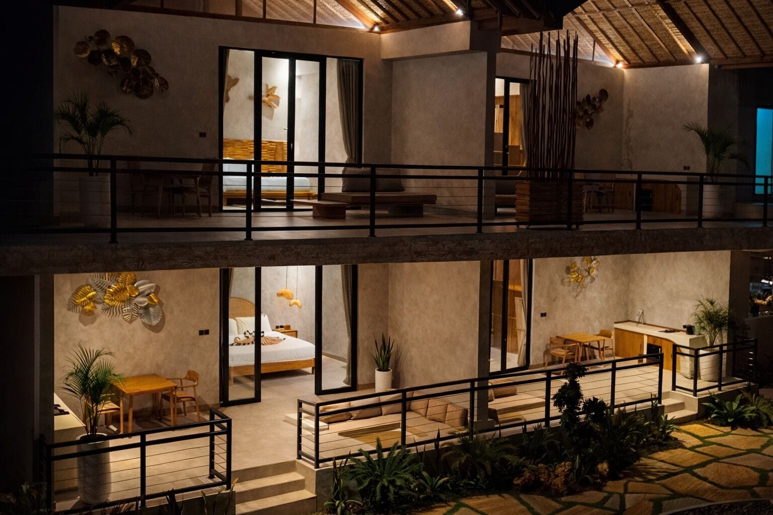 Un hotel con varios niveles, un balcón, una zona de comedor y una recepción.