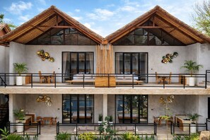 Quarto casal luxo, vista para a piscina | Frigobar, cofres nos quartos, Wi-Fi de cortesia